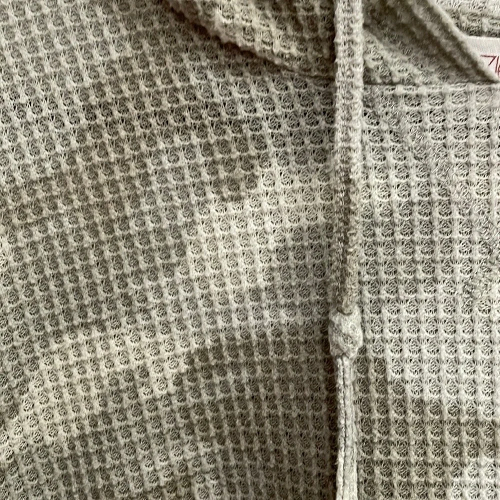Cozie camo cropped hoodie.  XS - Picture 4 of 5